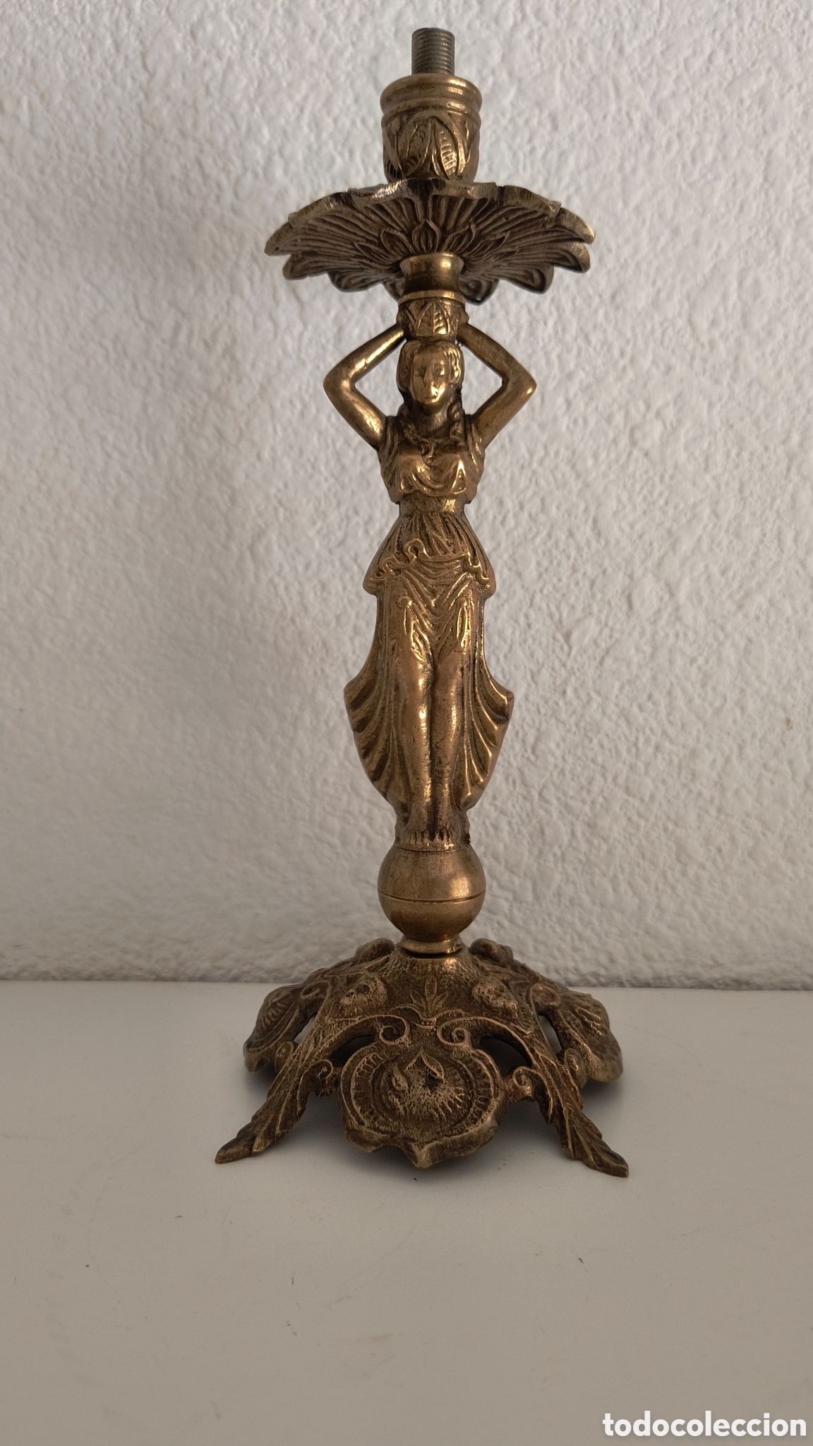 Antig&uuml;edades: Pie de lampara en lat&oacute;n. Mujer portante de estilo cl&aacute;sico. Mediados XX