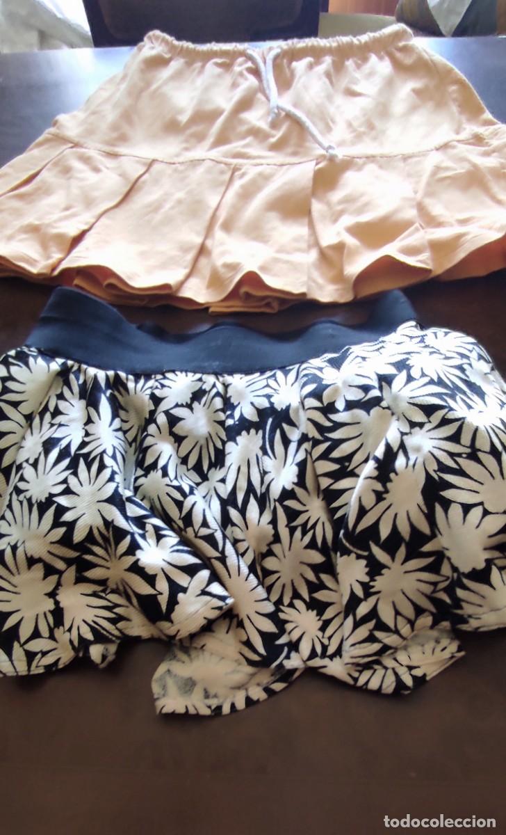 Antig&uuml;edades: LOTE DE 2 MINIFALDAS DE VUELO: SISLEY MADE IN ITALY TALLA S Y FALDA ESTAMPADA FLORAL B/N CON TUL.