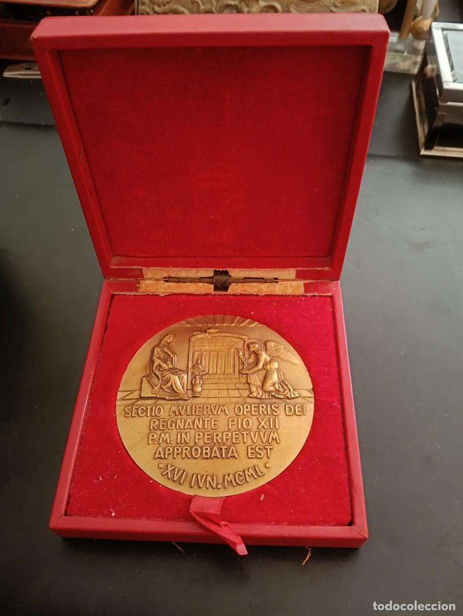 Oggetti Antichi: RARA MEDALLA DE MANO EN BRONCE PATINADO FUNDACION SECCION FEMENINA OPUS DEI - MADRID 1930 ROMA 1955