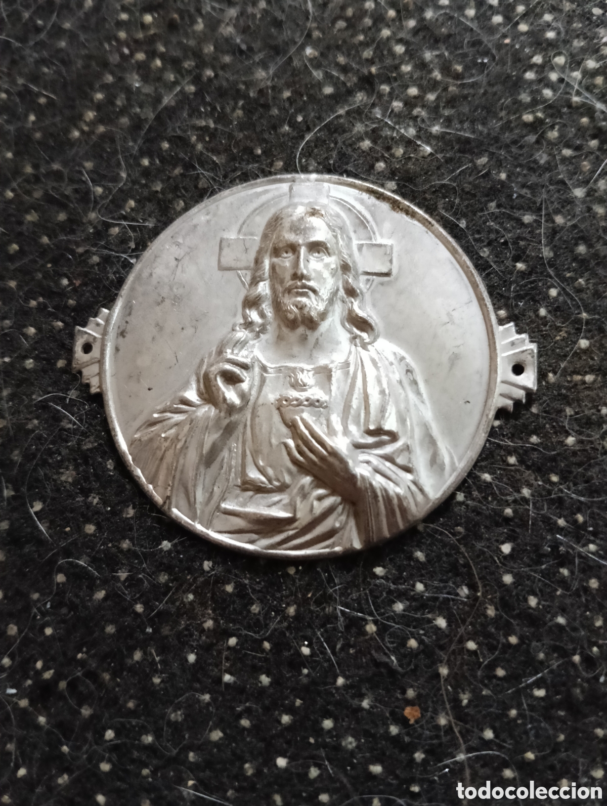 Oggetti Antichi: Placa met&aacute;lica del Sagrado Coraz&oacute;n, ideal para colocar en la puerta de casa, mide 4 x 5 cm.