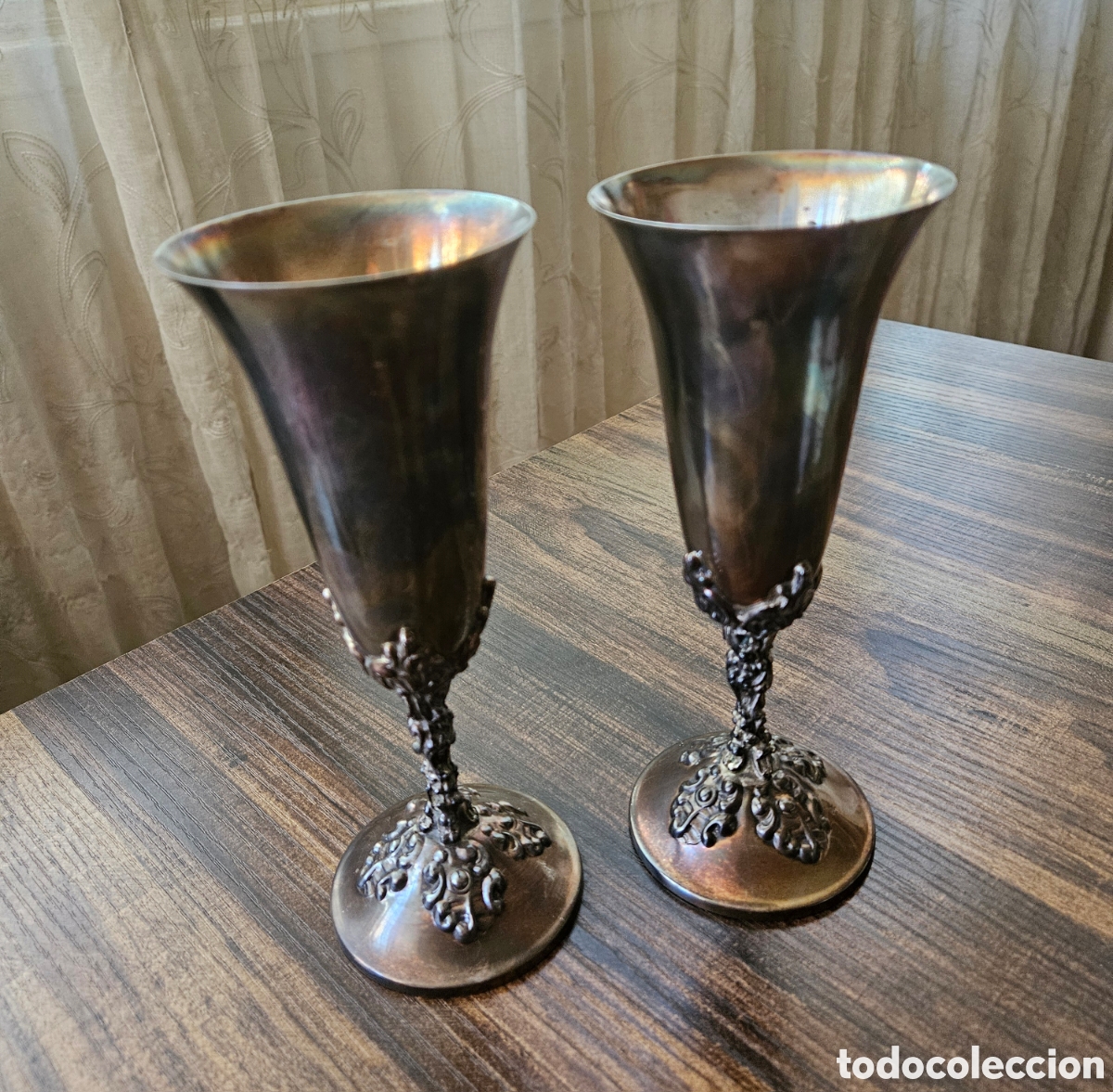 Antig&uuml;edades: ​Pareja de Copas / C&aacute;lices Vintage en Metal Plateado con Releve Floral y P&aacute;tina - Sello