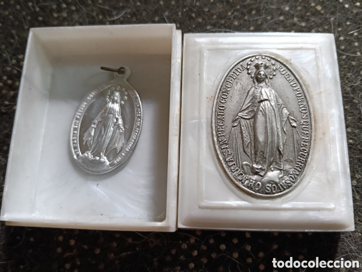 Antig&uuml;edades: Medalla ovalada de la Virgen Milagrosa en relieve, colocada dentro de una peque&ntilde;a caja de baquelita