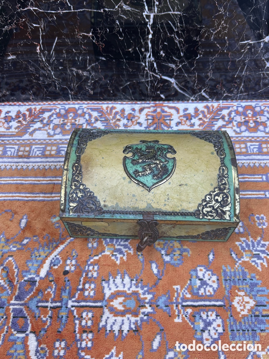 Antig&uuml;edades: cofre o caja met&aacute;lica decorativa de estilo vintage