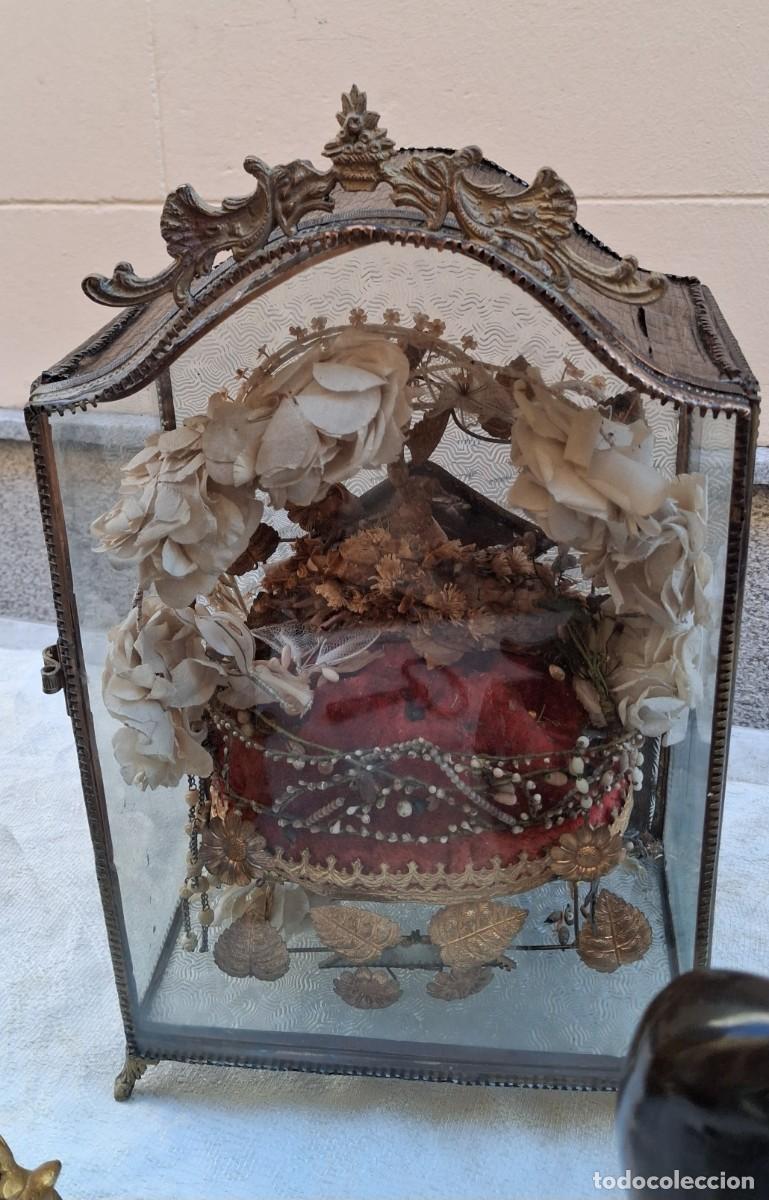 Antig&uuml;edades: Antigua urna nupcial de cristal y laton con musica