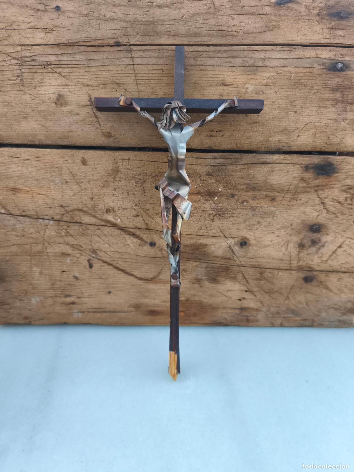 Antig&uuml;edades: Crucifijo de madera y metal estilo brutalista mediados siglo XX.