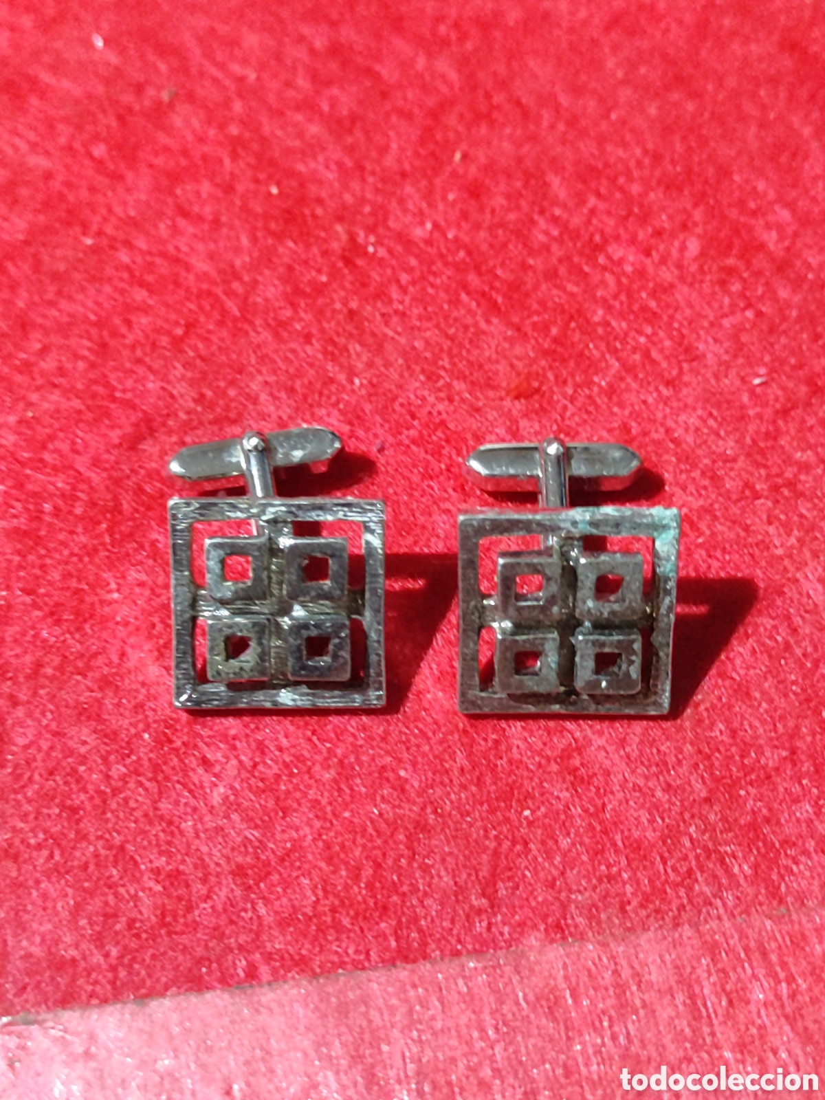 Antig&uuml;edades: Pareja de gemelos para camisa en metal plateado
