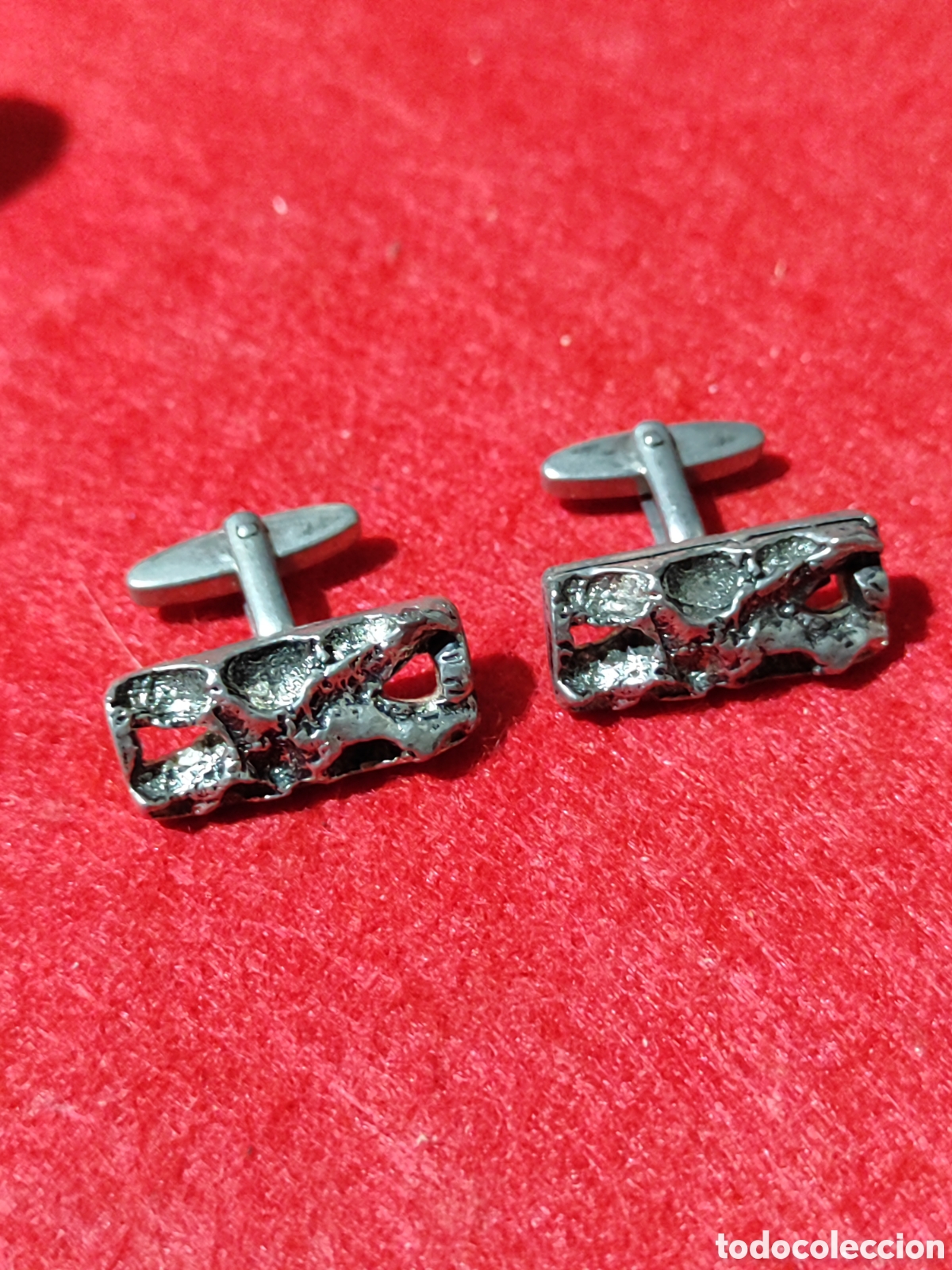 Antig&uuml;edades: Pareja de gemelos para camisa dise&ntilde;o brutalista en metal plateado