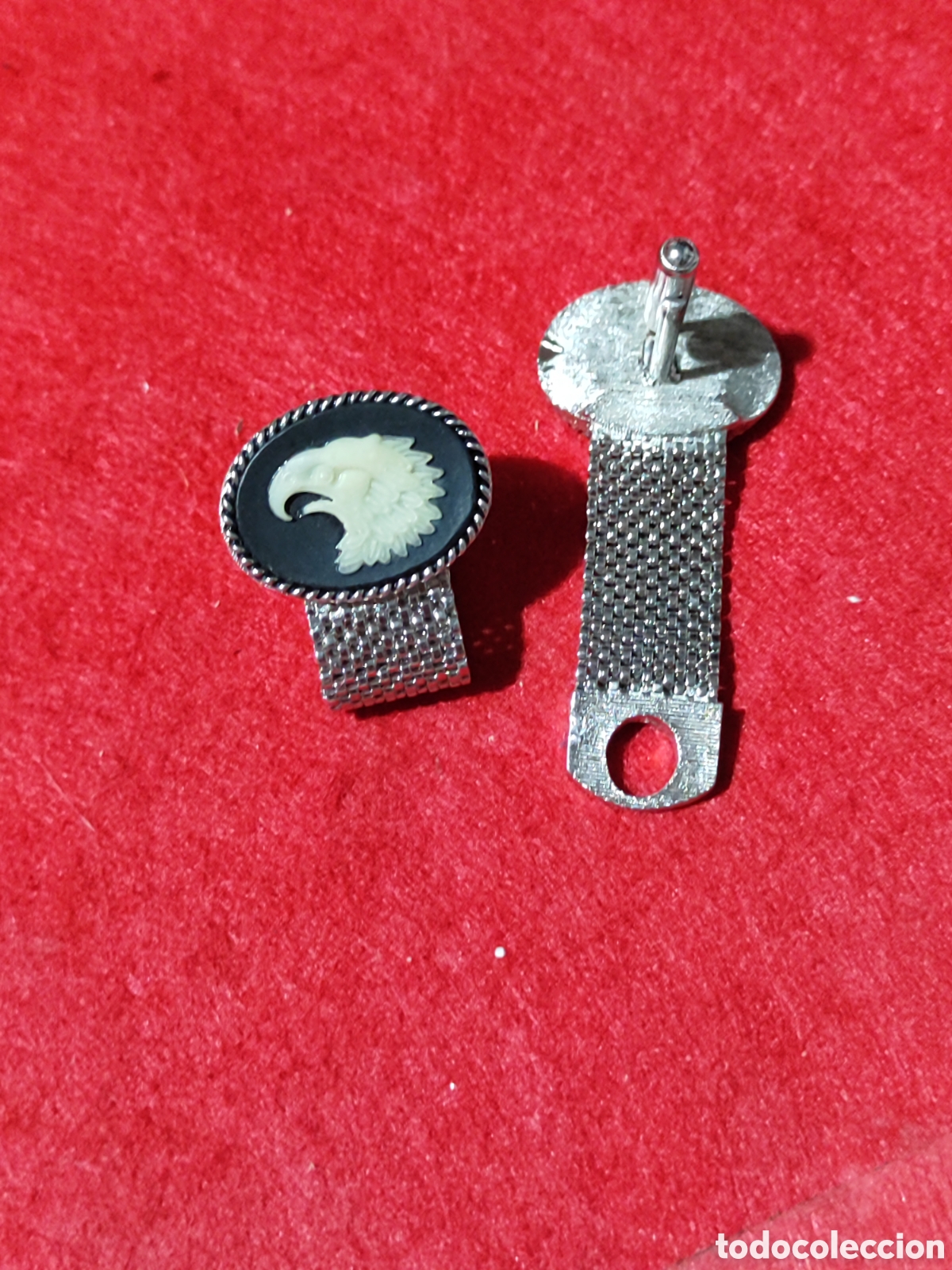 Antig&uuml;edades: Gemelos para camisa con cabeza de &aacute;guila y metal plateado a&ntilde;os 60/70