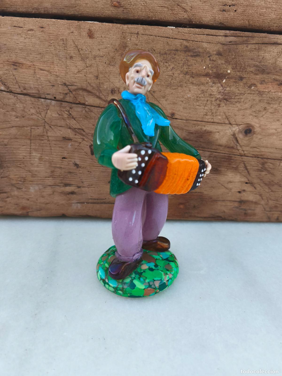 Antig&uuml;edades: Figura de acordeonista en cristal de Bohemia con etiqueta.