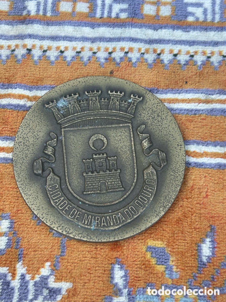 Antig&uuml;edades: medalla o placa de bronce &rdquo;CIDADE DE MIRANDA DO DOURO&rdquo;)