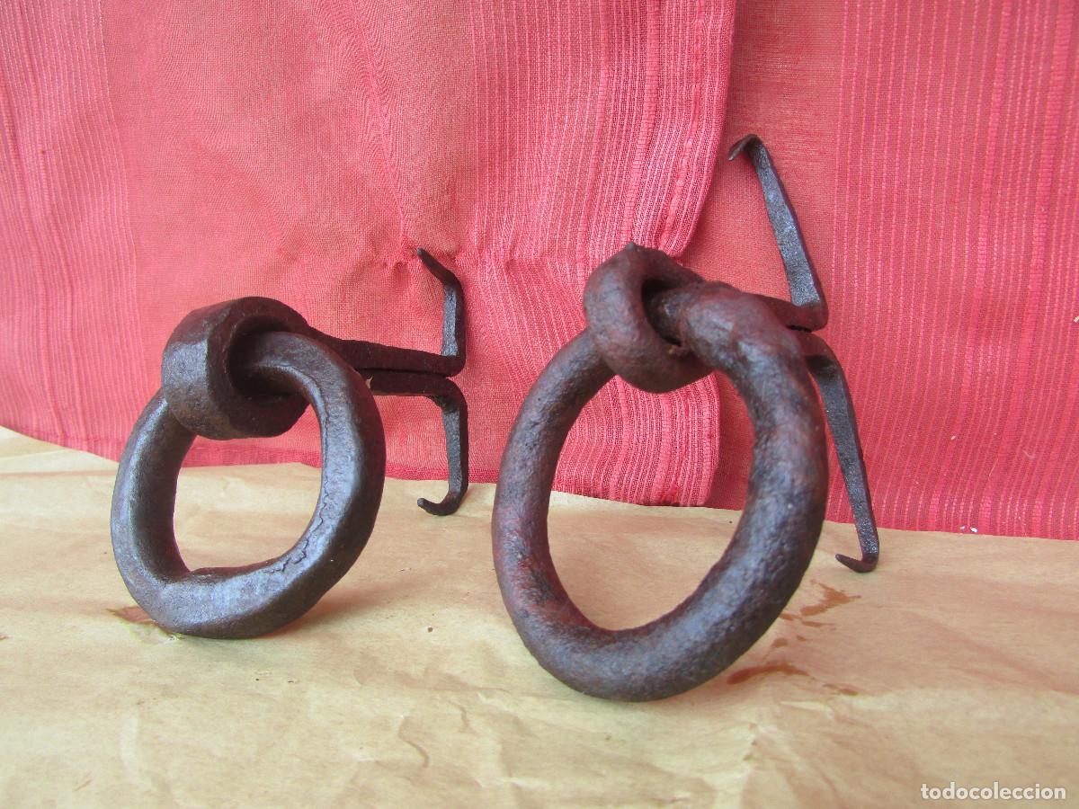 Antig&uuml;edades: Dos AROS ARGOLLAS PARA ATAR ANIMALES en pared casas. HIERRO macizo FORJA. ANTIGUOS