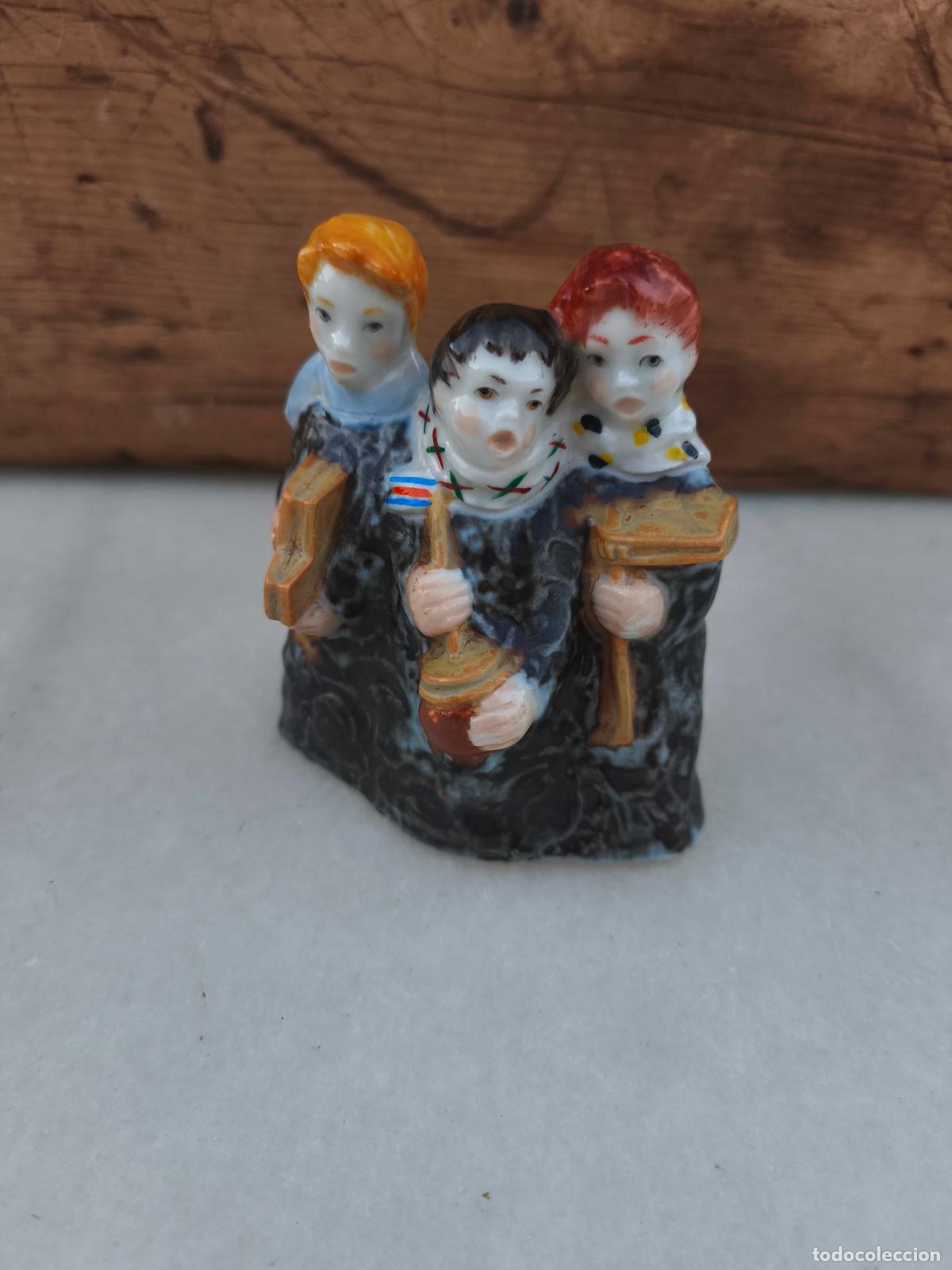 Antig&uuml;edades: Ni&ntilde;os cantando villancicos en porcelana de Nalda.