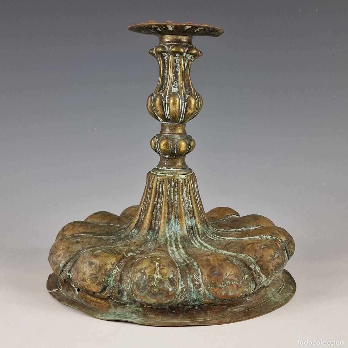 Antig&uuml;edades: Candelero de cobre repujado con decoraci&oacute;n de gallones. Norte de Italia, siglo XVII
