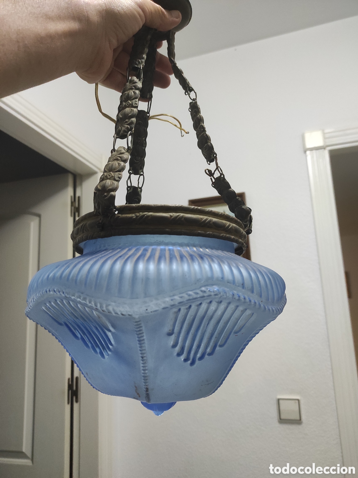 Antig&uuml;edades: L&aacute;mpara modernista de lat&oacute;n repujado y cristal tulipa azul circa 1920