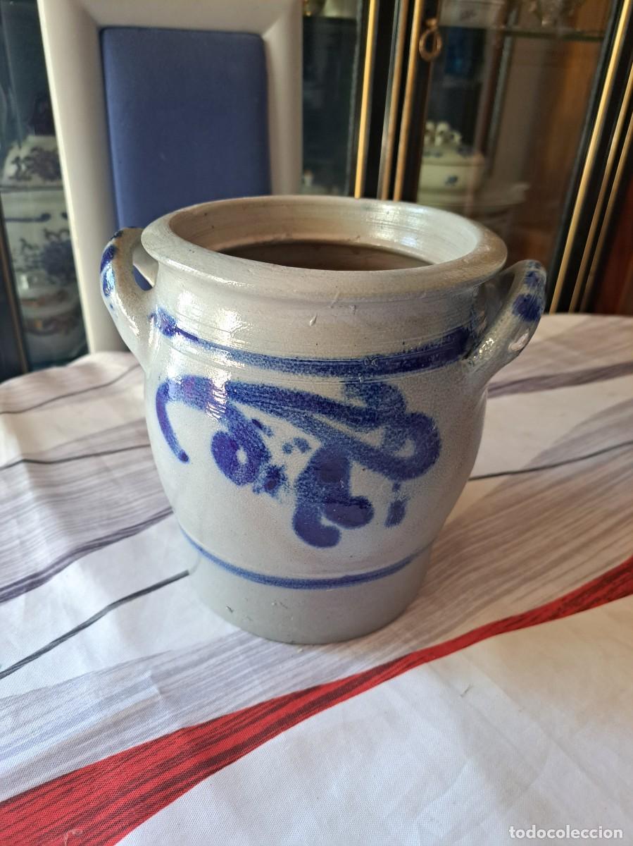 Antig&uuml;edades: antigua orza de gres, decorada en gris y azul. para conservas.