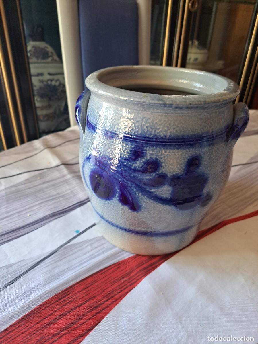 Antig&uuml;edades: antigua orza de gres, decorada en gris y azul. para conservas.