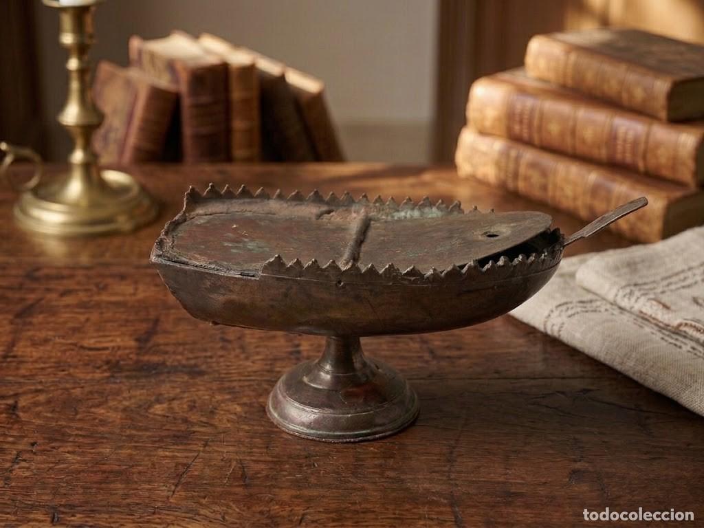 Antig&uuml;edades: Naveta lit&uacute;rgica XIX cobre y bronce con tapa