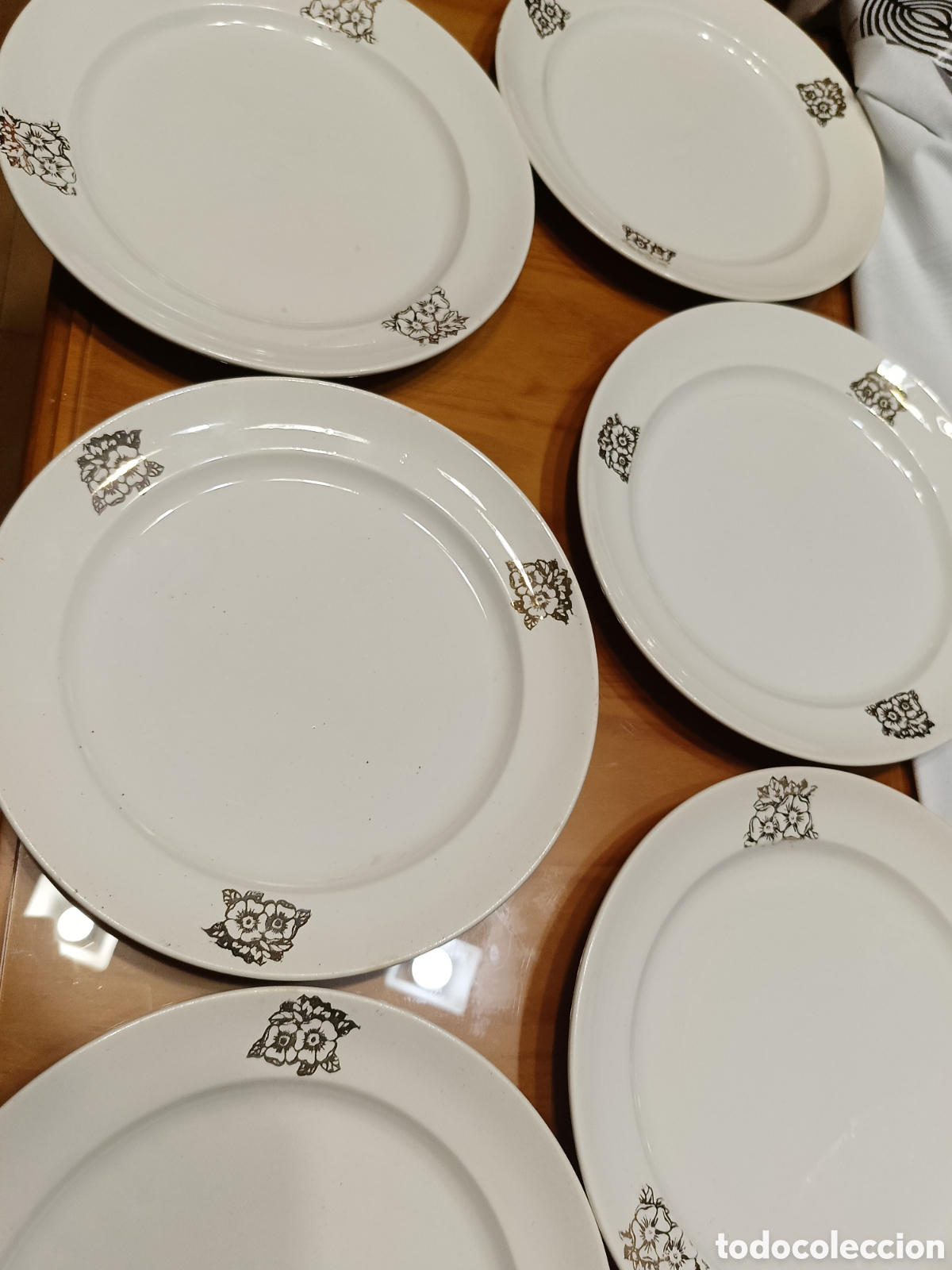 Antig&uuml;edades: 6 platos con 3 toques dorados San Claudio