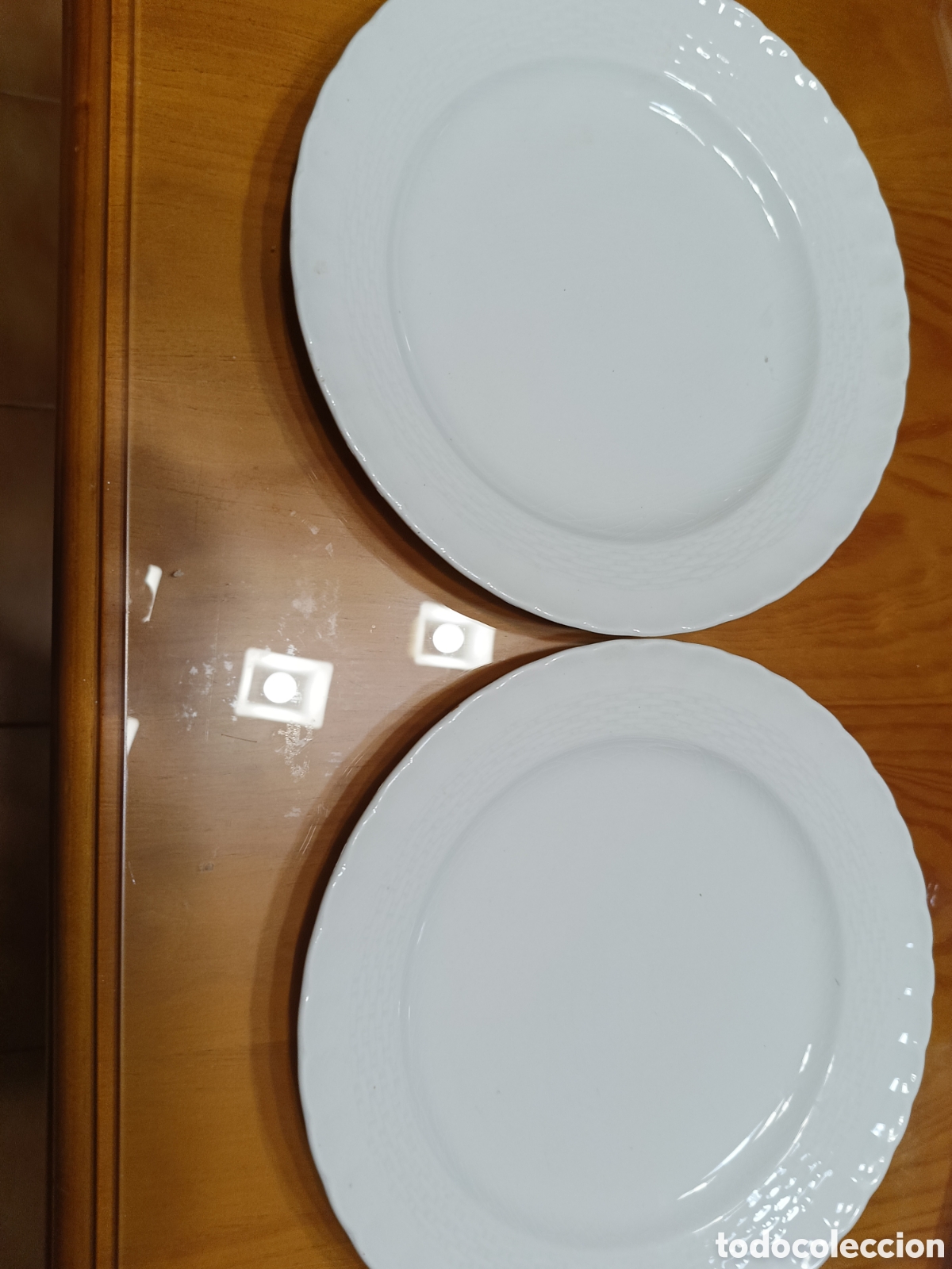 Oggetti Antichi: 2 platos blancos con grabado y ondas al filo. Pontesa 25,5 cm