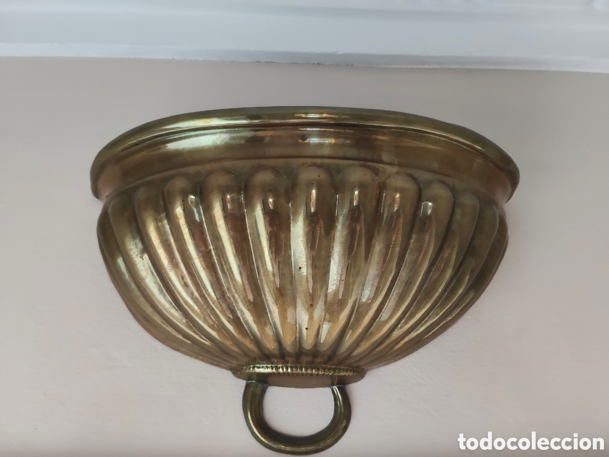 Antig&uuml;edades: o flor&oacute;n de techo de lat&oacute;n con relieve acanalad