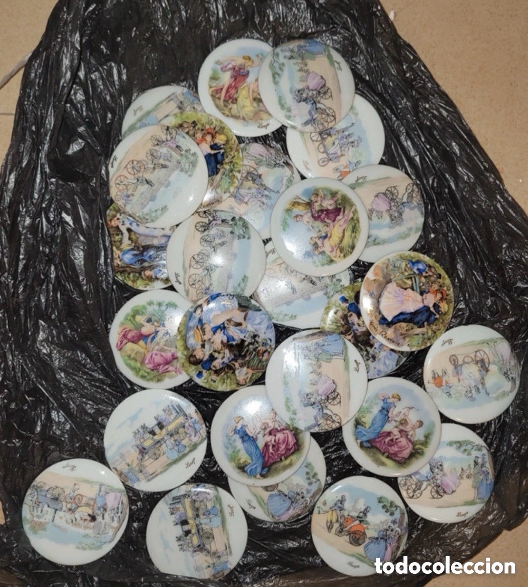 Antig&uuml;edades: Lote de 26 medallones porcelana con escenas galantes