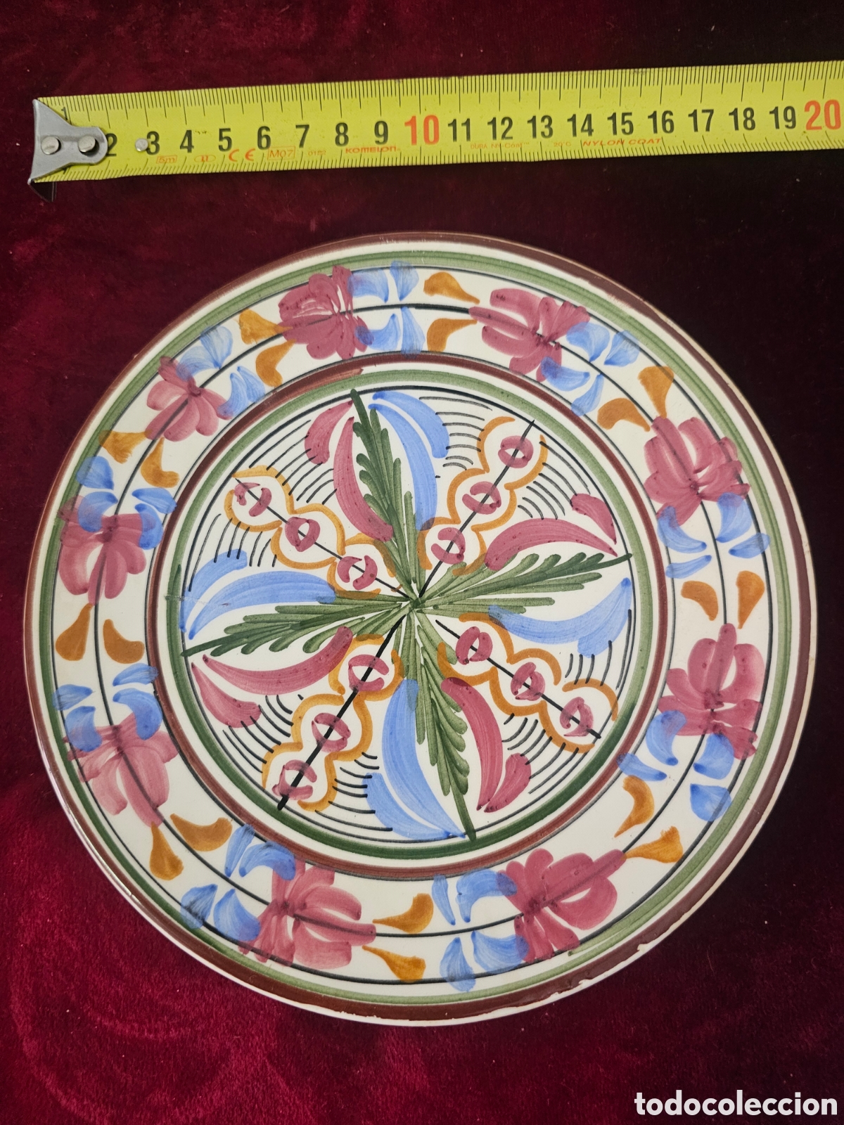 Antig&uuml;edades: ​Plato de cer&aacute;mica artesanal pintado a mano (21 cm) - Estilo tradicional / Vintage