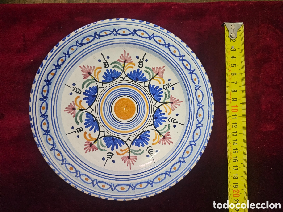 Antig&uuml;edades: Plato decorativo de cer&aacute;mica pintado a mano (20.5 cm) &ndash; Firma en base