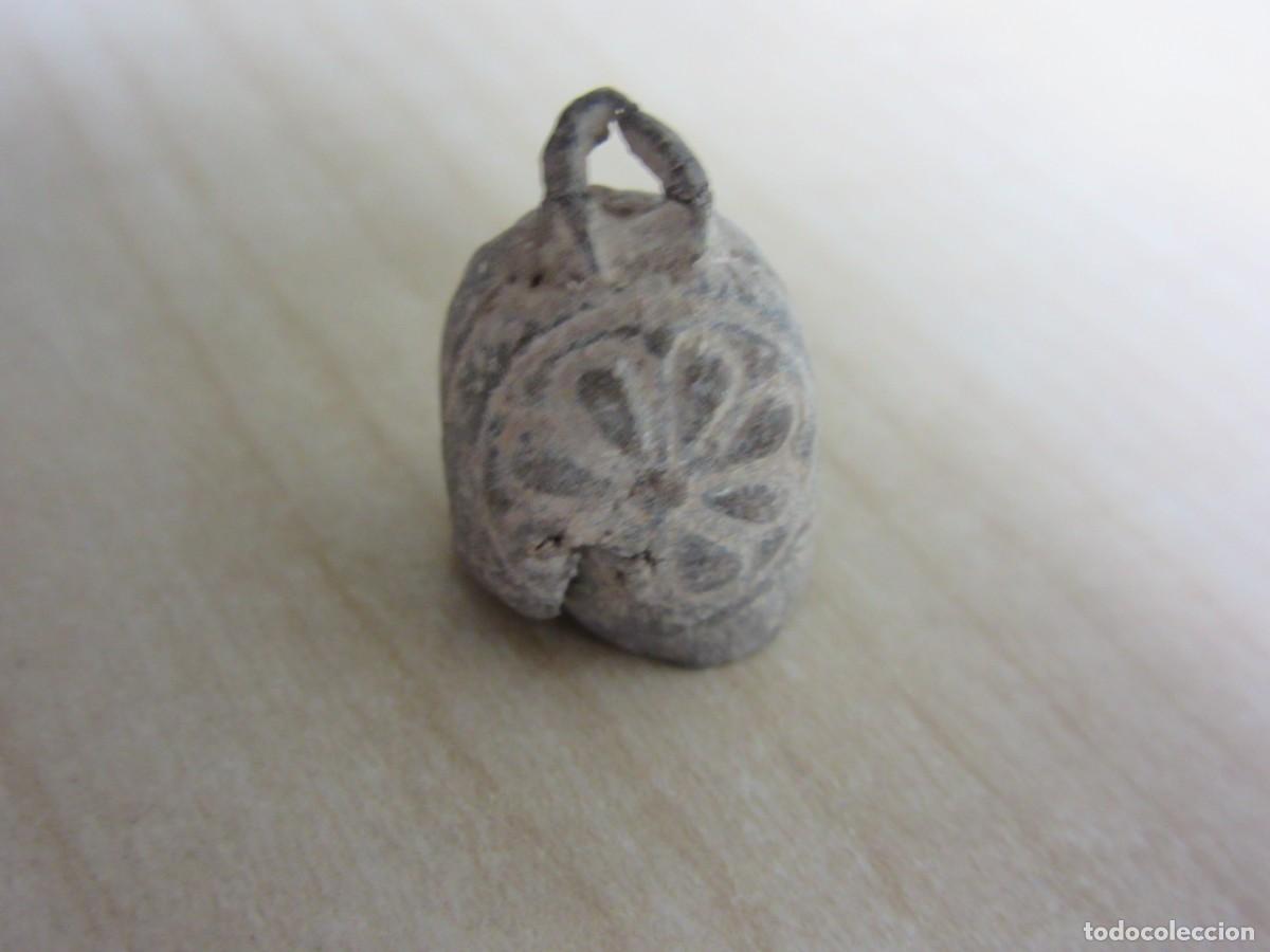 Antig&uuml;edades: Antigua campana decorada Probablemente infantil Medidas 2 x 1,4 cm