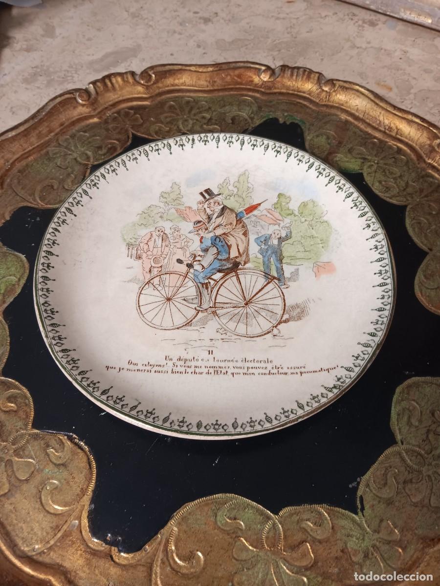 Antiguidades: plato de loza es una assiette parlante (plato parlante) antigua de orige