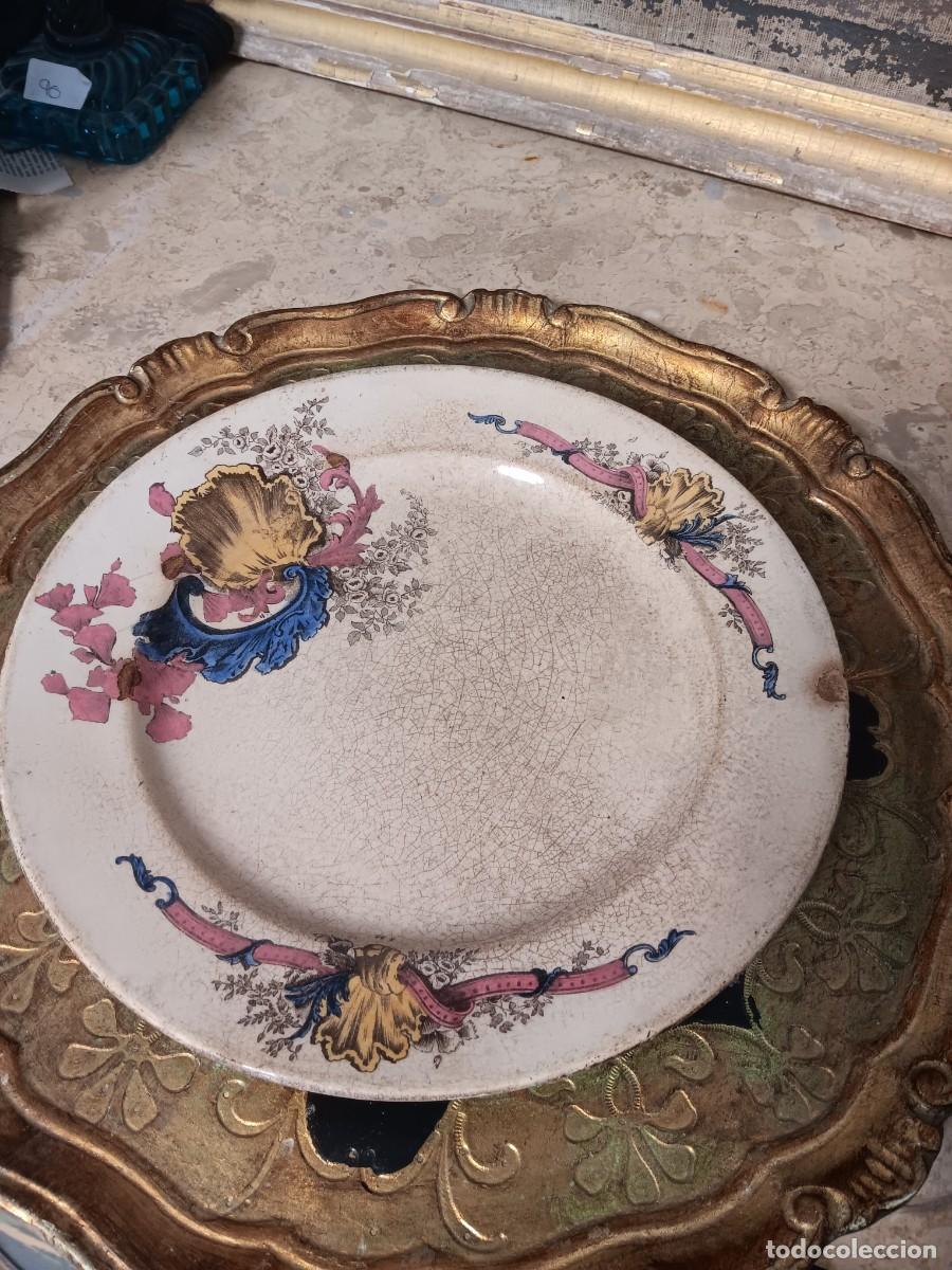 Antiquit&auml;ten: plato antiguo de loza o loza fina de hierro (ironstone / terre de fer) destaca por su decoraci&oacute;n pol