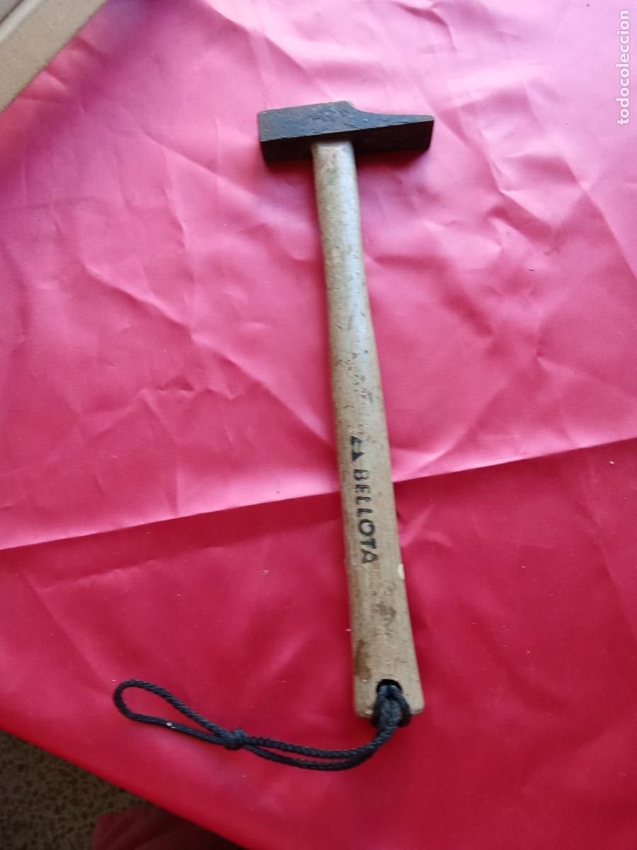 Antig&uuml;edades: Martillo peque&ntilde;o marca bellota. M-301
