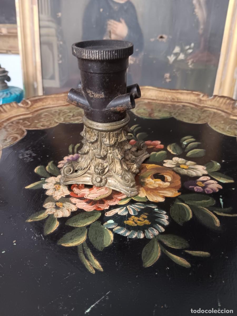 Antig&uuml;edades: portal&aacute;mparas antiguo (o casquillo) montado sobre una base ornamental de metal trabajado, que parece
