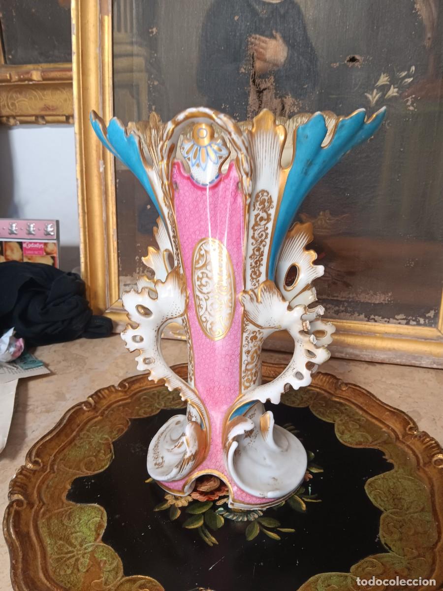 Antig&uuml;edades: jarr&oacute;n florero antiguo de porcelana del siglo XIX, dise&ntilde;ado con un marcado estilo Rococ&oacute; / Isabelino