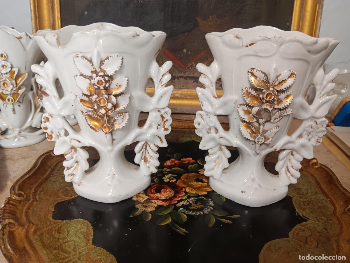 Antig&uuml;edades: pareja de jarrones de estilo Isabelino, fabricados en porcelana o loza vidriada blanca durante el si