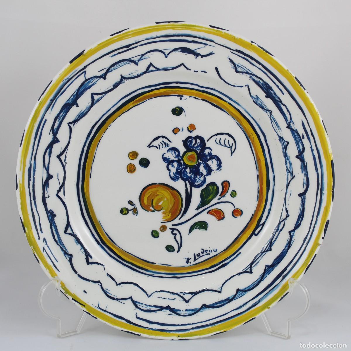 Antig&uuml;edades: Antiguo plato de loza Cruz de Calatrava decorado a mano 24cm firmado