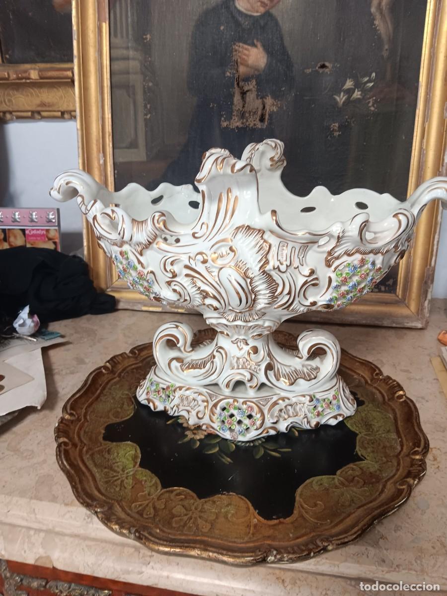 Antiquit&eacute;s: centro de mesa o frutero de porcelana de estilo barroco, caracter&iacute;stico de la manufactura italiana d