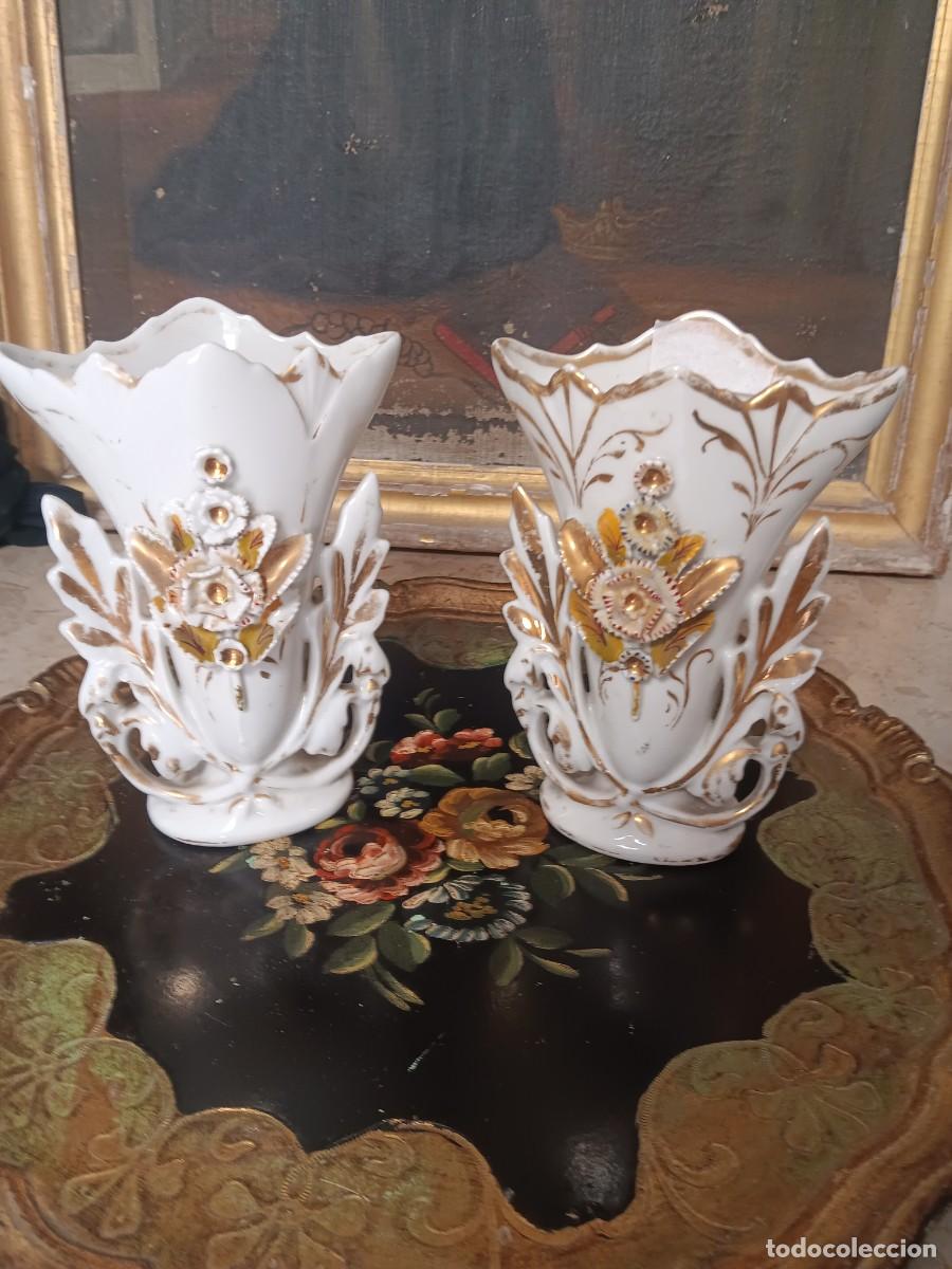 Antig&uuml;edades: jarrones o violeteros de estilo Isabelino realizados en porcelana blanca con aplicaciones en relieve