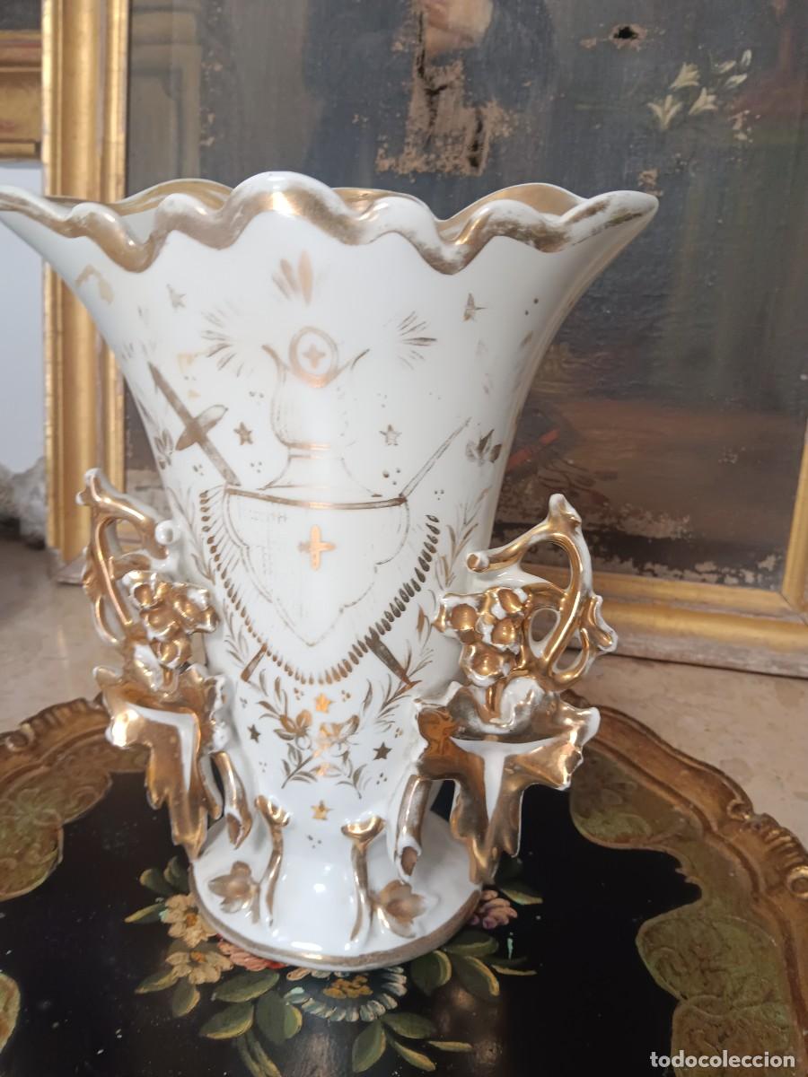 Antig&uuml;edades: jarr&oacute;n lit&uacute;rgico o de iglesia del siglo XIX, fabricado t&iacute;picamente en porcelana de Par&iacute;s (estilo Isa