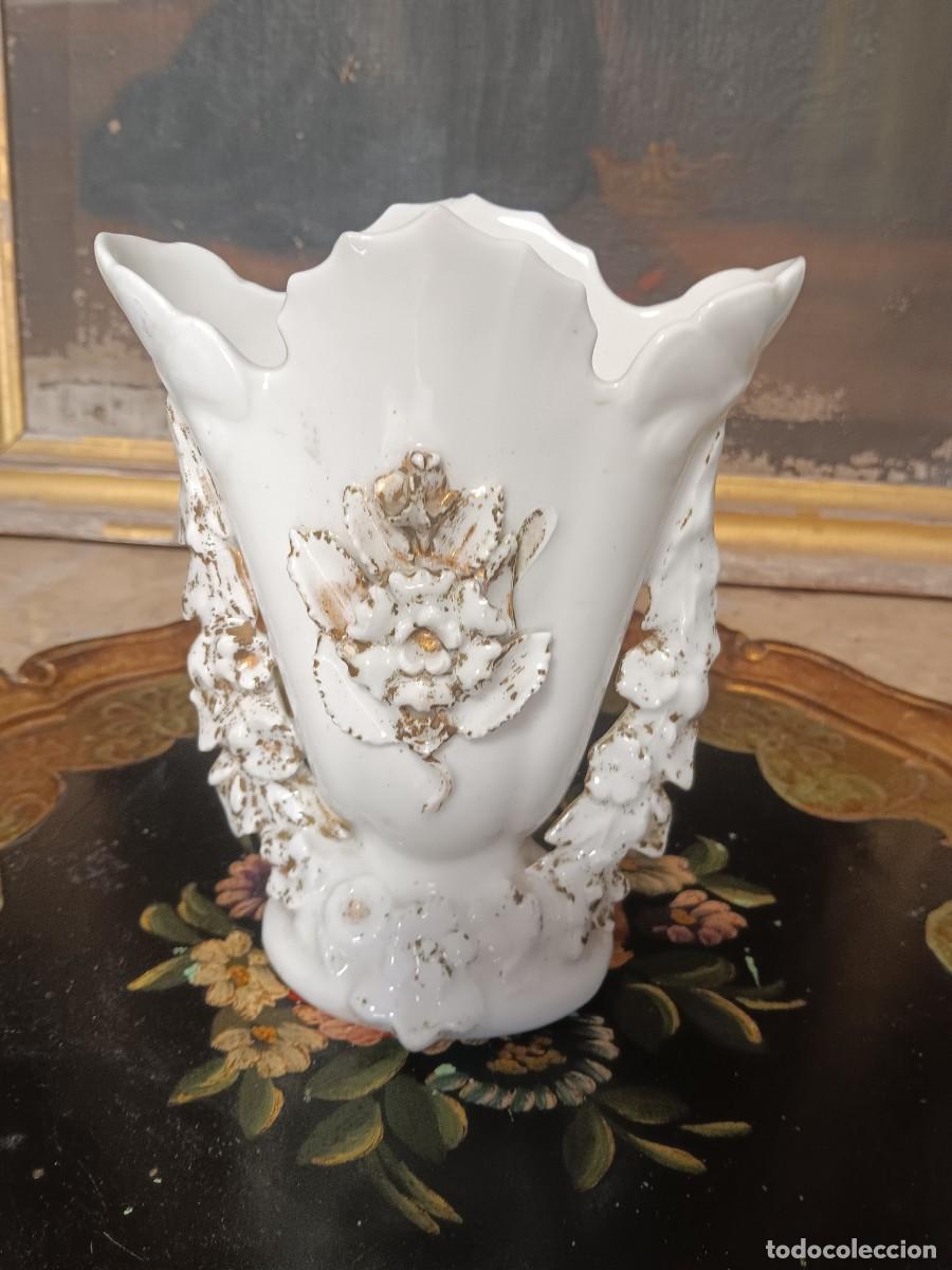 Antig&uuml;edades: jarr&oacute;n o violetero de estilo isabelino manufacturado en fina porcelana blanca, datado de mediados a