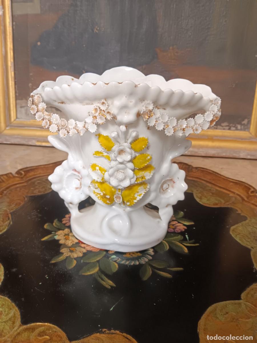 Antig&uuml;edades: jarr&oacute;n isabelino del siglo XIX hecho de porcelana, caracterizado por su dise&ntilde;o floral en relieve.Det
