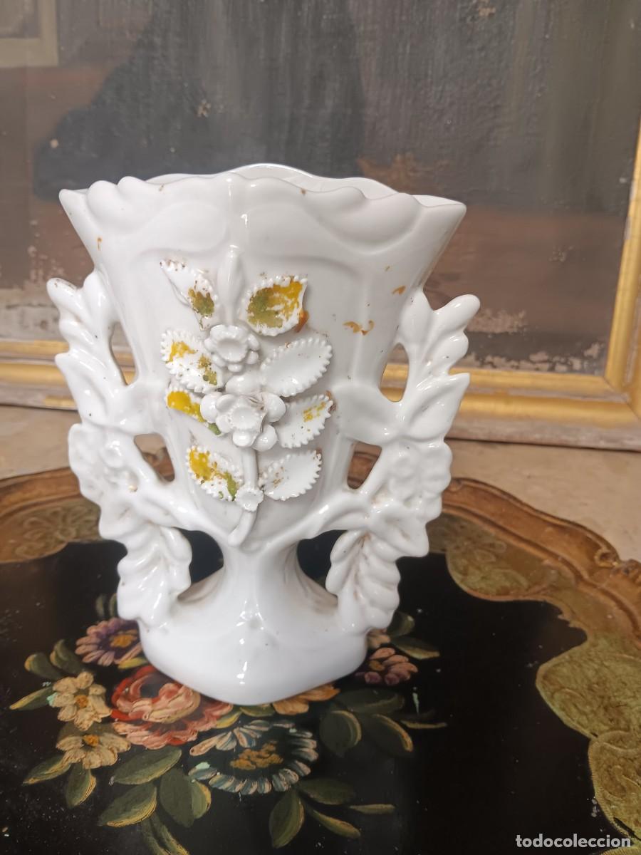 Antig&uuml;edades: jarr&oacute;n o violetero de estilo isabelino elaborado en porcelana blanca o loza vidriada, datado origina