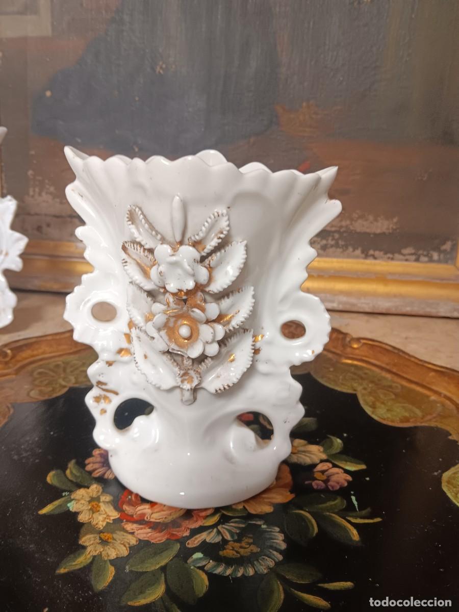 Antig&uuml;edades: jarr&oacute;n o violetero antiguo de porcelana de estilo Isabelino fabricado en el siglo XIX.Caracter&iacute;stica