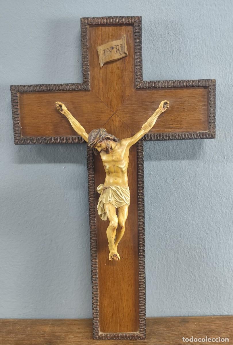 Antig&uuml;edades: Crucifijo figura de estuco cruz de madera primera mitad siglo XX