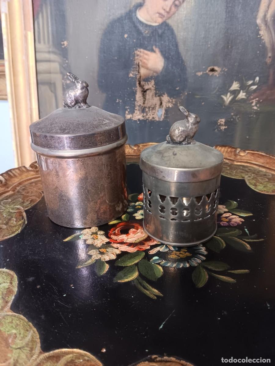 Antig&uuml;edades: bote o tarro de metal plateado (o peltre) con una figura decorativa de conejo en la tapa.Detalles de