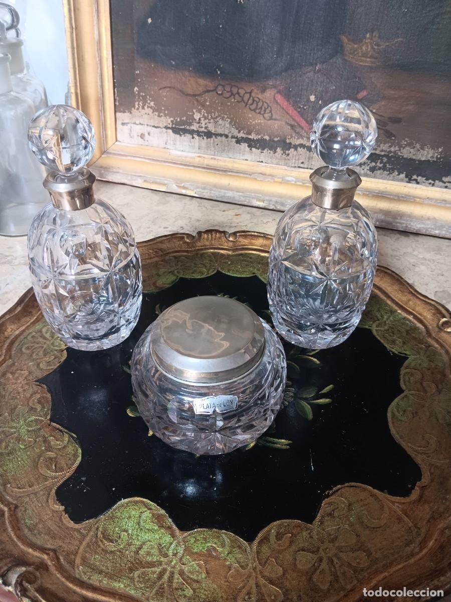 Antiquit&eacute;s: juego de tocador antiguo de cristal tallado que incluye dos frascos de perfume o colonia con tap&oacute;n f