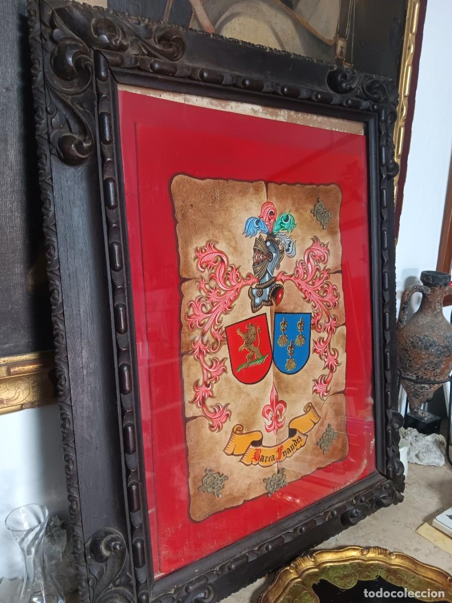 Antig&uuml;edades: cuadro her&aacute;ldico ornamental enmarcado que representa un escudo de alianza con dos linajes o apellido