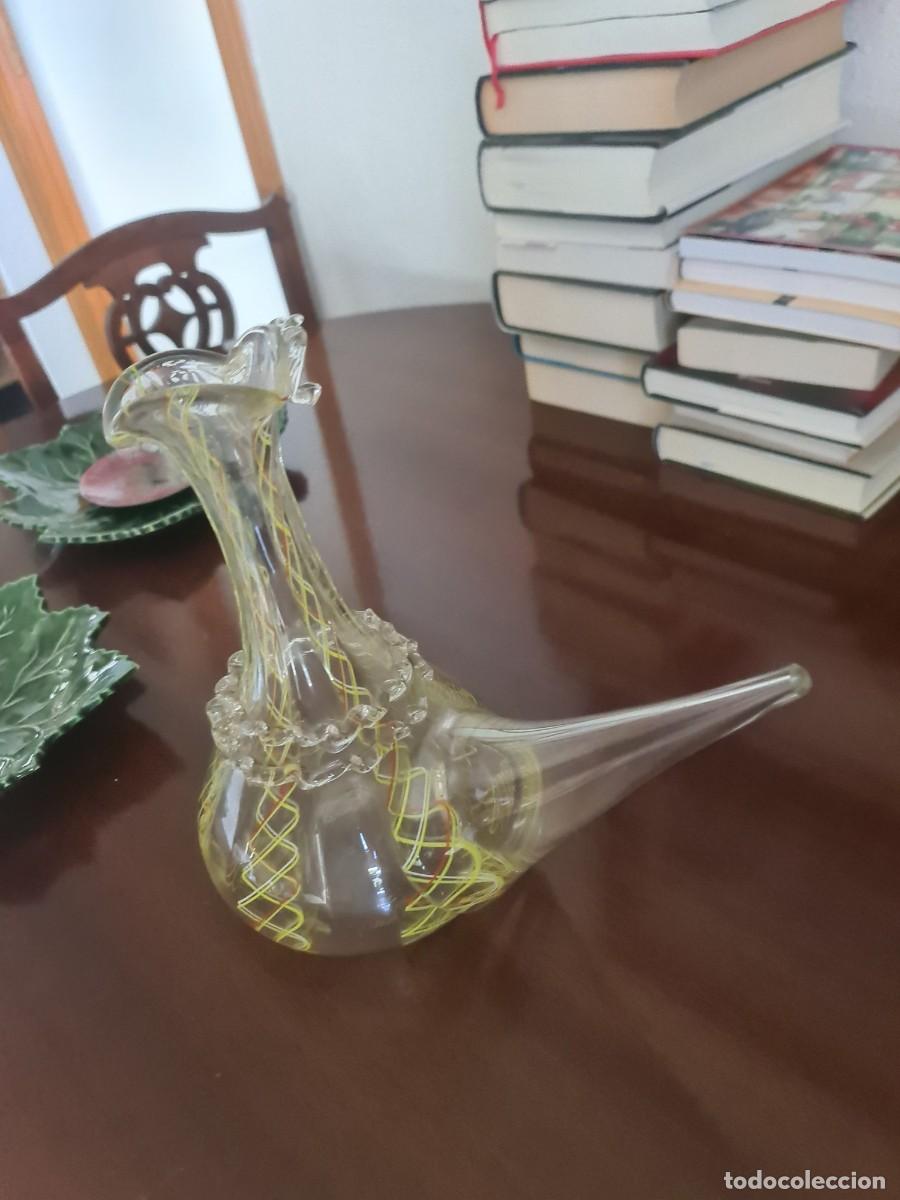 Antig&uuml;edades: Porr&oacute;n de vino de vidrio soplado artesanal con ornamento y policromado con hilos de vidrio catal&aacute;n a