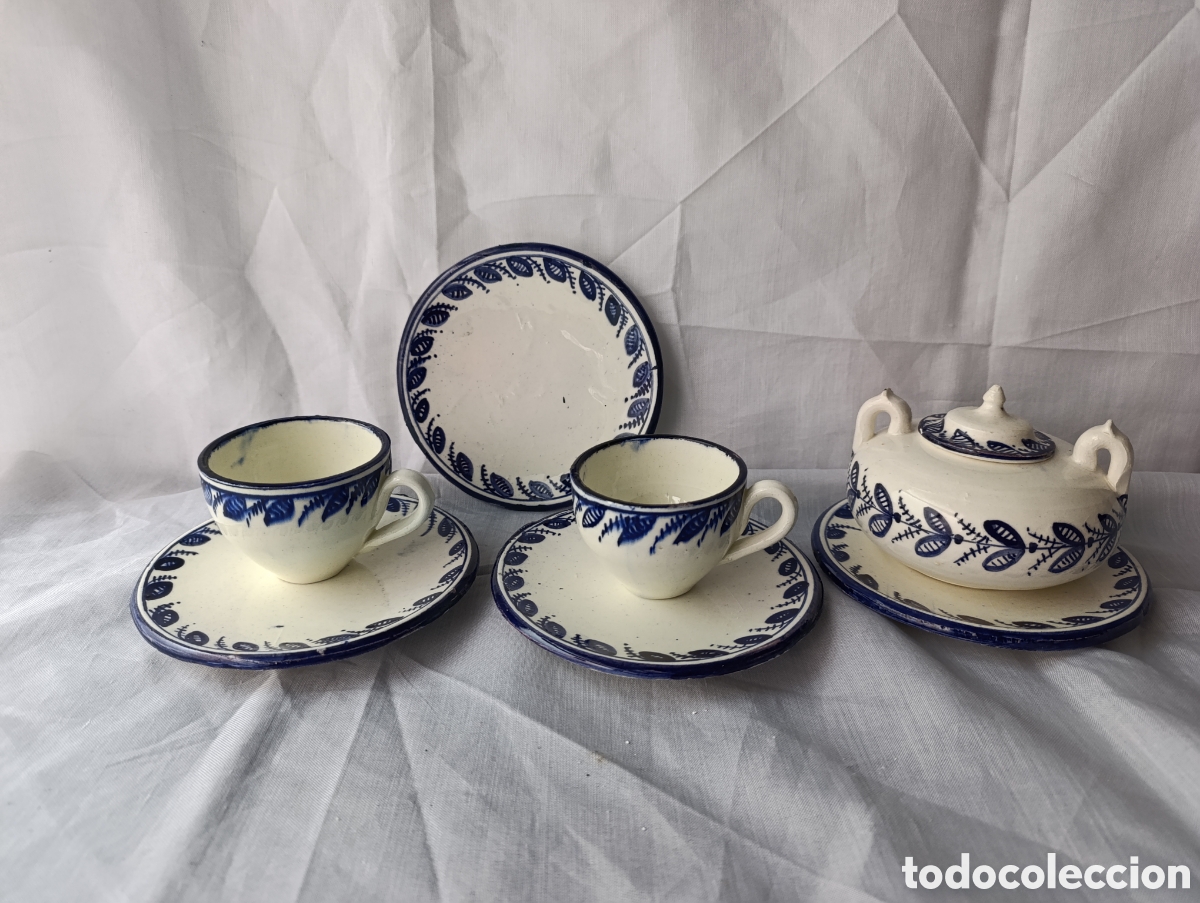 Antig&uuml;edades: Juego de t&eacute; o caf&eacute; de cer&aacute;mica artesanal pintada a mano - 2 tazas, azucarero y platos - Motivo veget