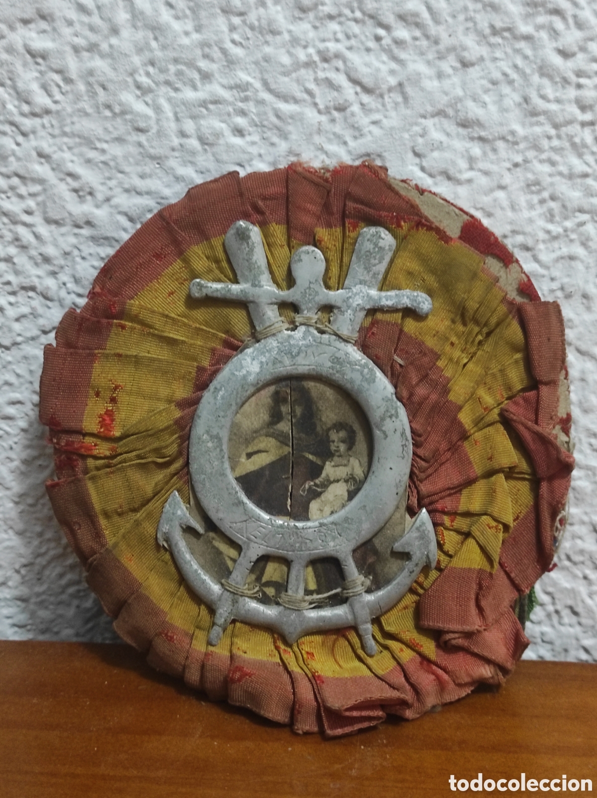 Antig&uuml;edades: Medalla insignia con foto de escena religiosa enmarcada en ancla