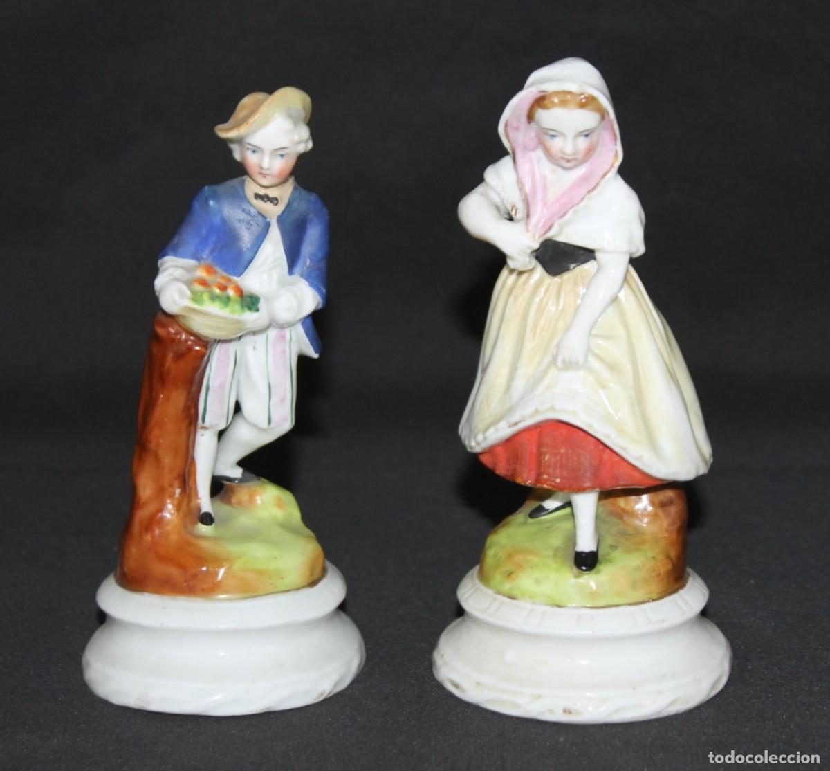 Antig&uuml;edades: Pareja de figuras antiguas de porcelana policromada. Escenas costumbristas